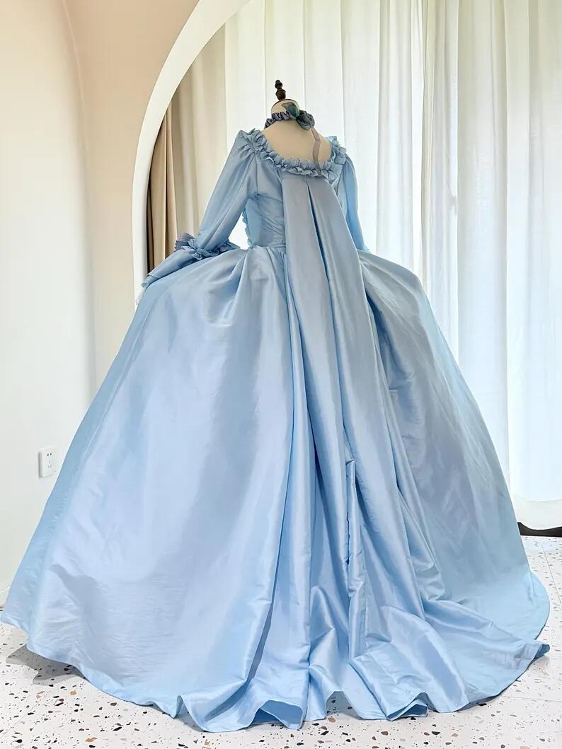 Rokoko-Kleid aus dem 18. Jahrh – Bathrobe Bewertung und Preis